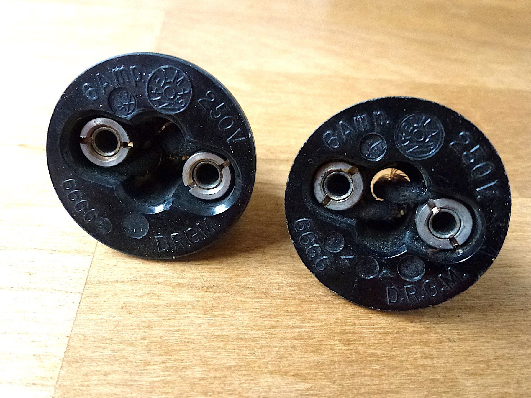 Spine: Lot div. Bakelit Schalter Stecker etc. – Usato da Zürich venduto da Kalla36 2