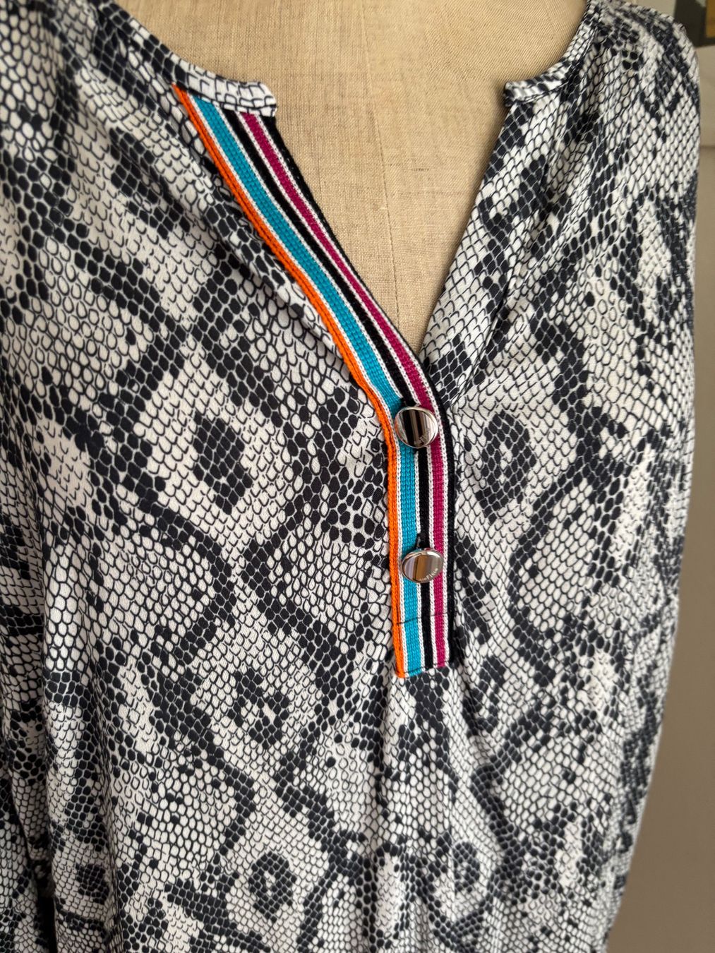 Airfield Camicette: Airfield Bluse, neu, 44. cool, NP: 240.- – Nuovo (secondo la descrizione) da St.Gallen venduto da shiwi12 1
