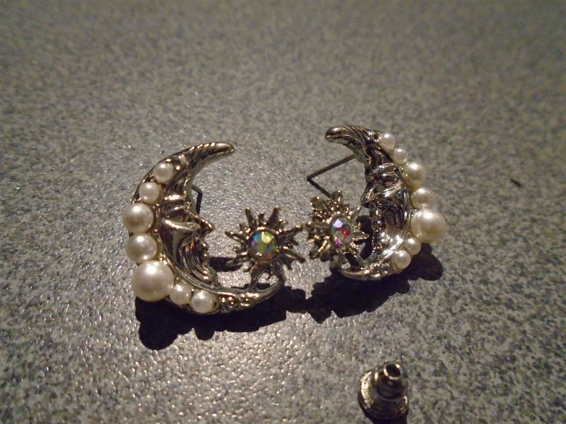 Boucles d'oreille: Ohrstecker Halbmond, silberfarbig, Perle – D'occasion à Zürich par abraxas1291 1