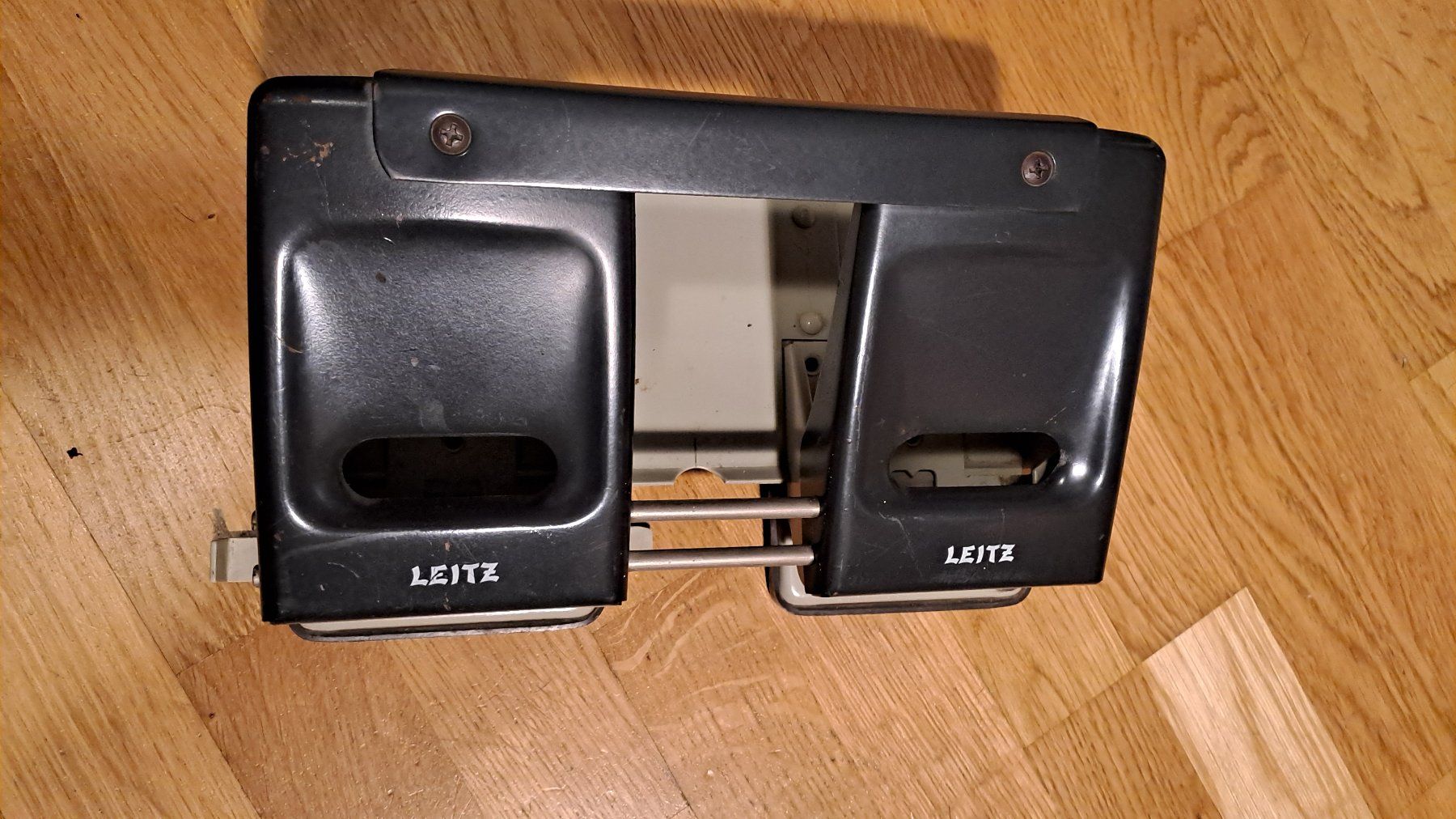 Tutti i DVDs: Leitz - 4 hole - hole punch – Usato da Rieden AG venduto da Werkstattlaedeli