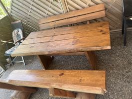 Holztisch mit Bank