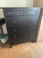 Grande commode noire / brun foncé avec nombreux tiroirs.