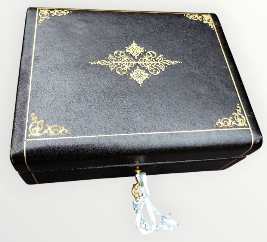 Schmuckkästen: Vintage Leder Ringbox Schatulle mit hellblau & beige innen – Gebraucht aus schwyz von larry91sz 7