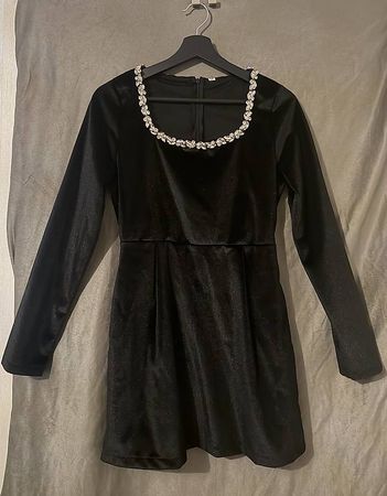 Elegantes schwarzes Samtkleid mit Schmuckstein-Ausschnitt