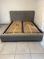 Graues Bett mit Lattenrost, 180x200cm, Top Zustand!