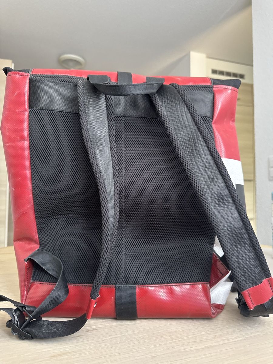 Freitag Sacs à dos: Sac à dos Freitag rouge blanc grande taille – D'occasion à Brügg BE par haj_9zhk 1