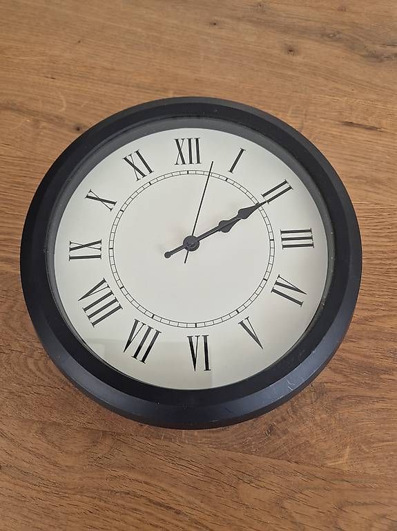 Uhren: Uhr mit römischen Ziffern – Gebraucht aus Niederweningen von Blondie_99