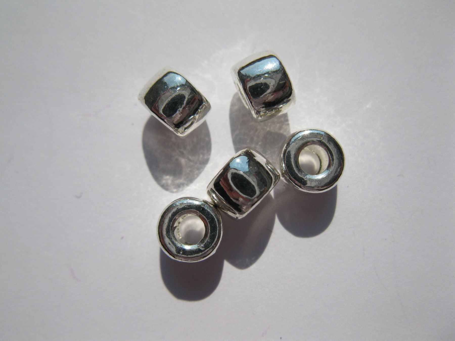 Perle (finte): 10 Metallperlen versilbert 6 x 4mm – Nuovo e nell'imballaggio originale da St. Margarethen TG venduto da LuanaKa