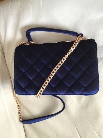 Neu Edle Samt Handtasche in Dunkelblau mit Goldkette, Top!