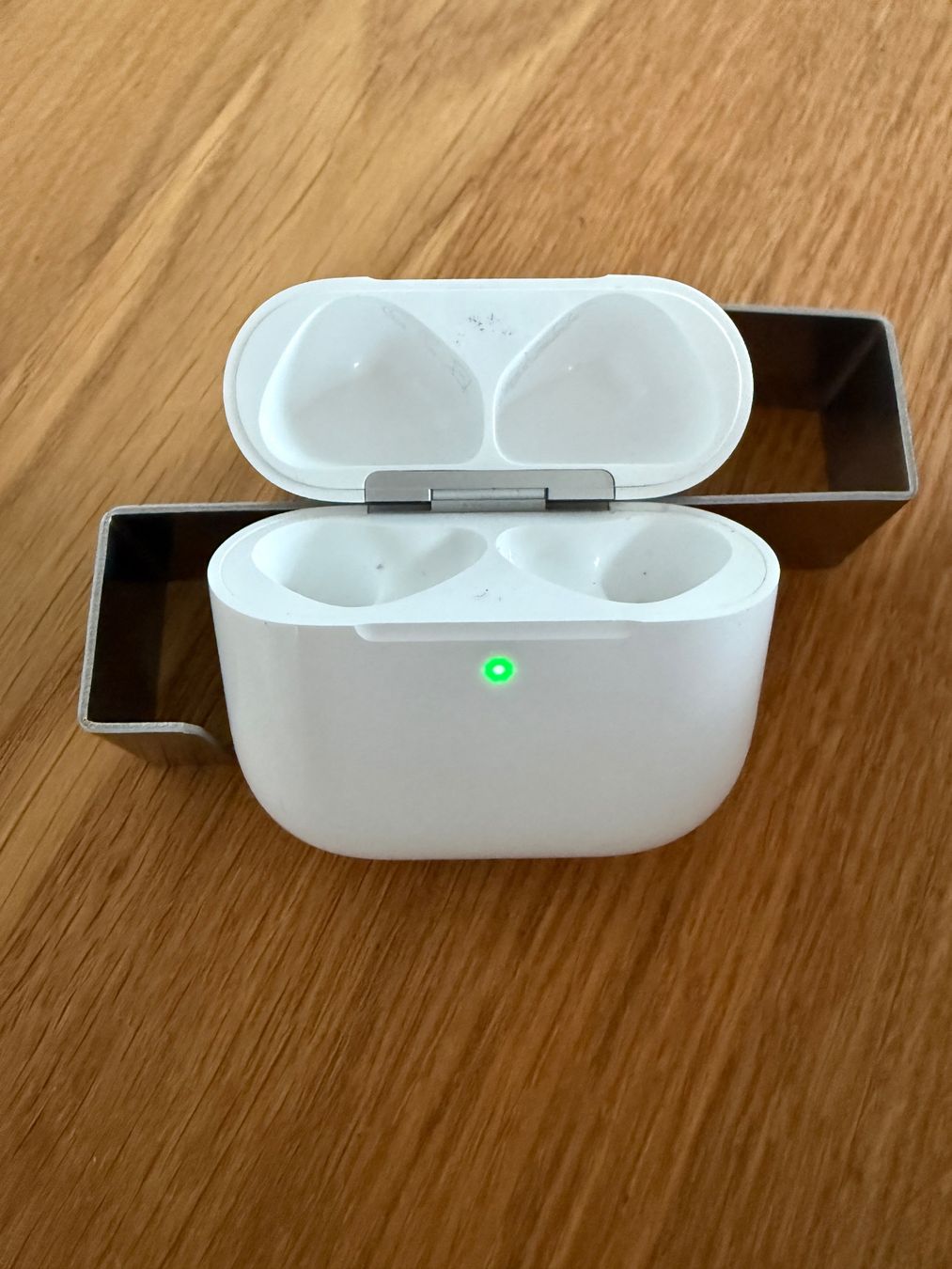 Apple Cuffie: APPLE AirPods 4 Charging Case – Usato da Lausanne venduto da Nine1982
