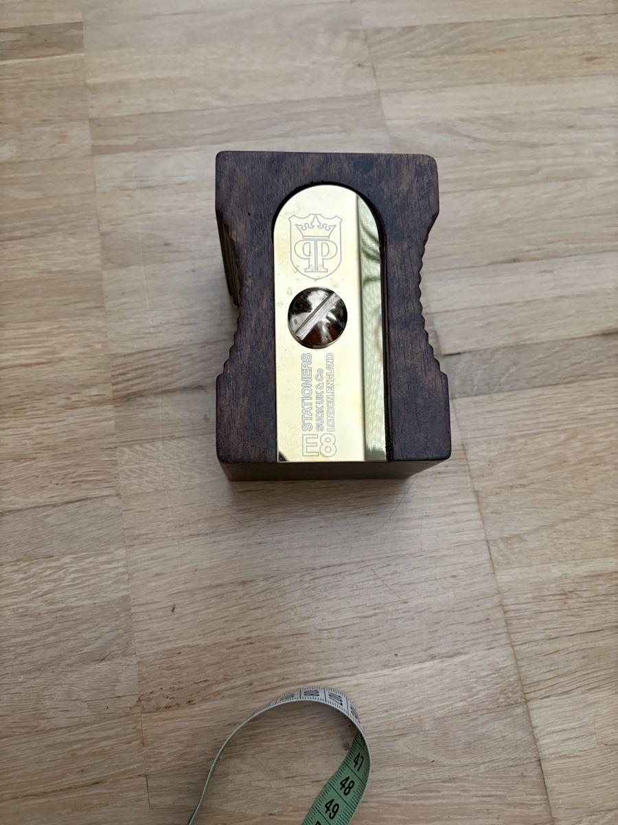 Matite, matite colorate & gessi: Wood pencil/pen holder in the shape of a sharpener – Nuovo (secondo la descrizione) da Nyon venduto da Iamher 1