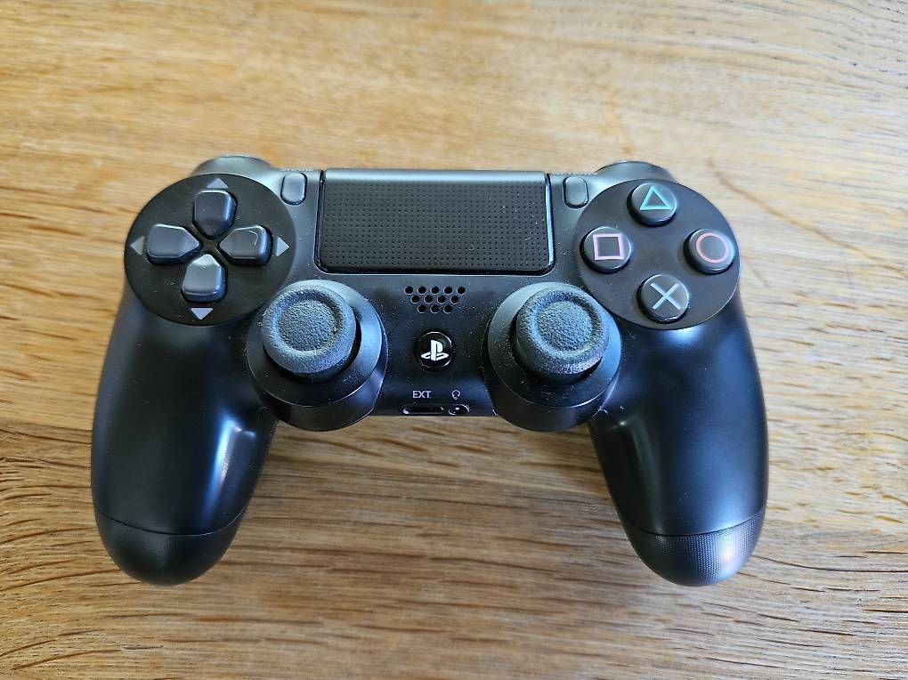 Sony Consoles: Sony PS4 Pro mit 2 Controllern und Games – D'occasion à Bichwil par steigermichel 4