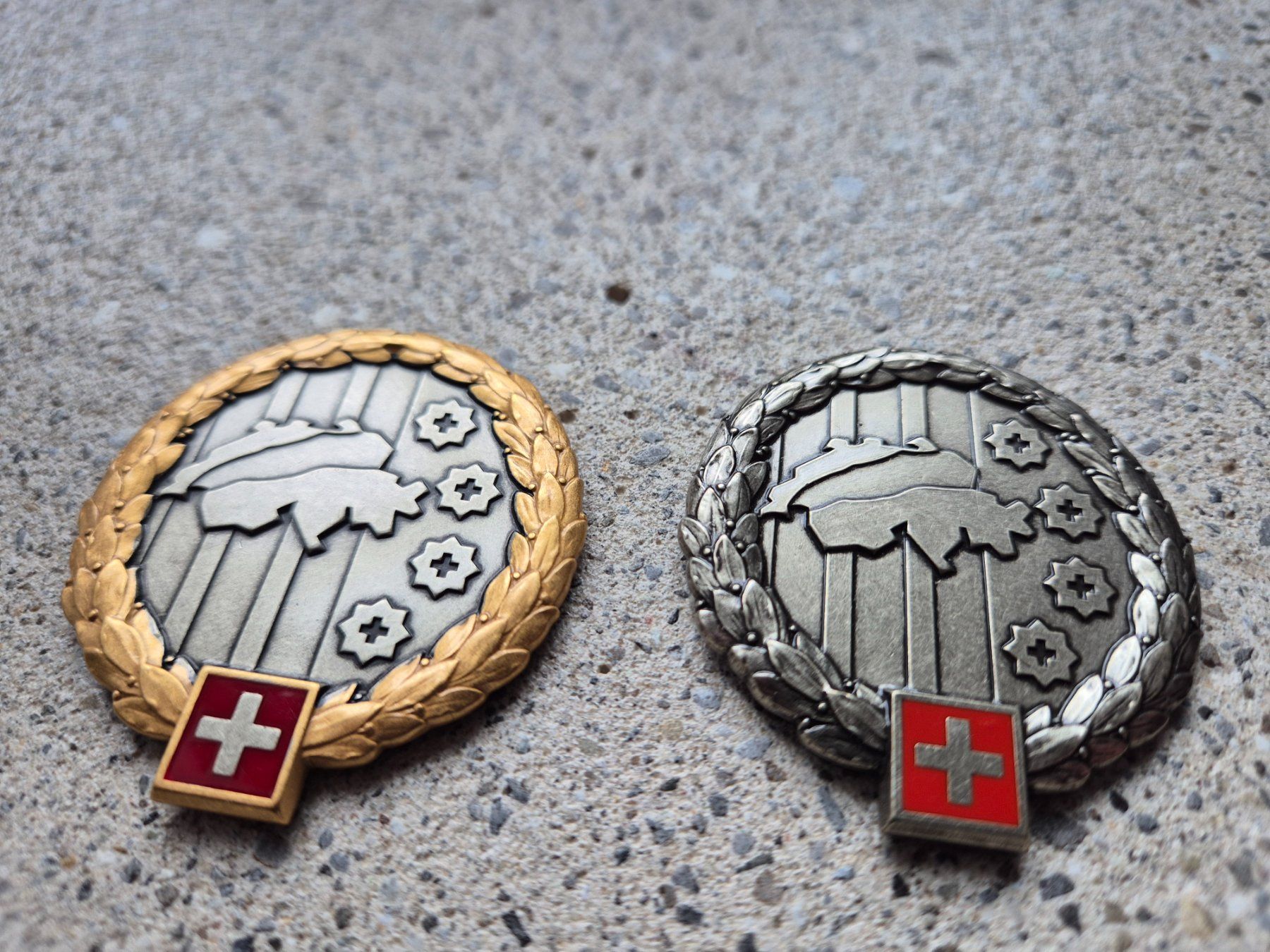 Schweizer Armee Placchette & Badge: *** Beretemblem Set Armeestab *** – Nuovo e nell'imballaggio originale da Riedholz venduto da fr_sIruP 1