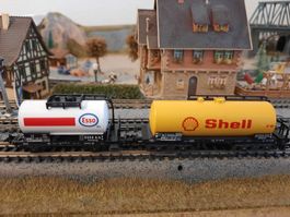 2 Stk. neue Minitrix Kesselwagen, Esso & Shell, Epoche IV