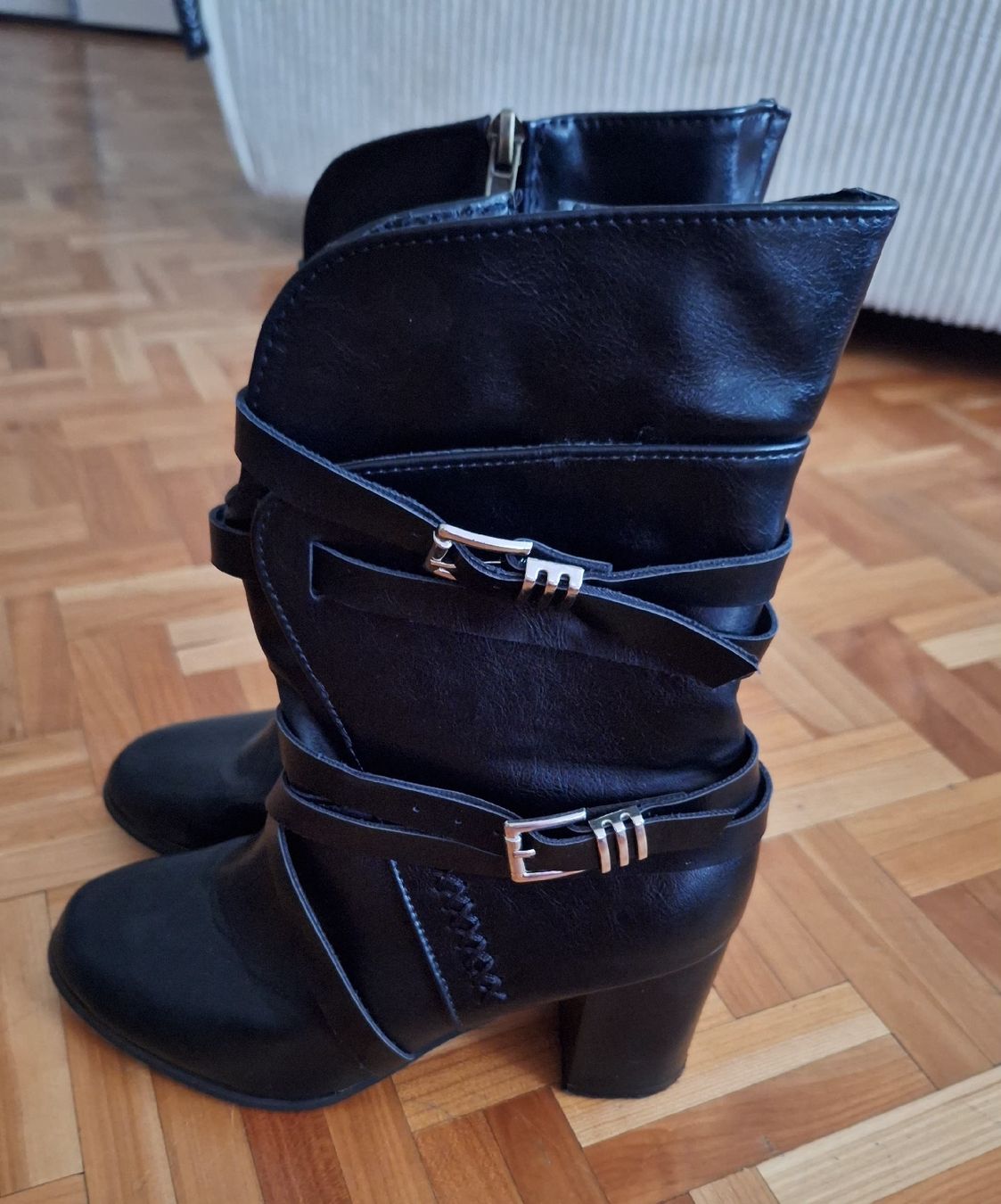 Scarpe da donna: a vendre bottine  – Usato da Estavayer-le-Lac venduto da dor_q6y8 1