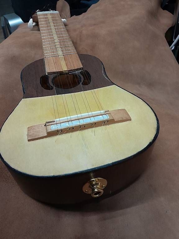 Instruments de musique: Charango cordes metal jack – D'occasion à Lausanne par EdwinBOSU 2