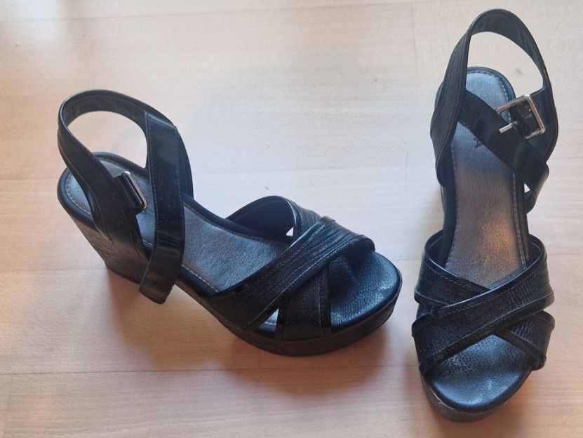 Damenschuhe: Block Heel Sandals – Neu (gemäss Beschreibung) aus Zürich von Ana_440