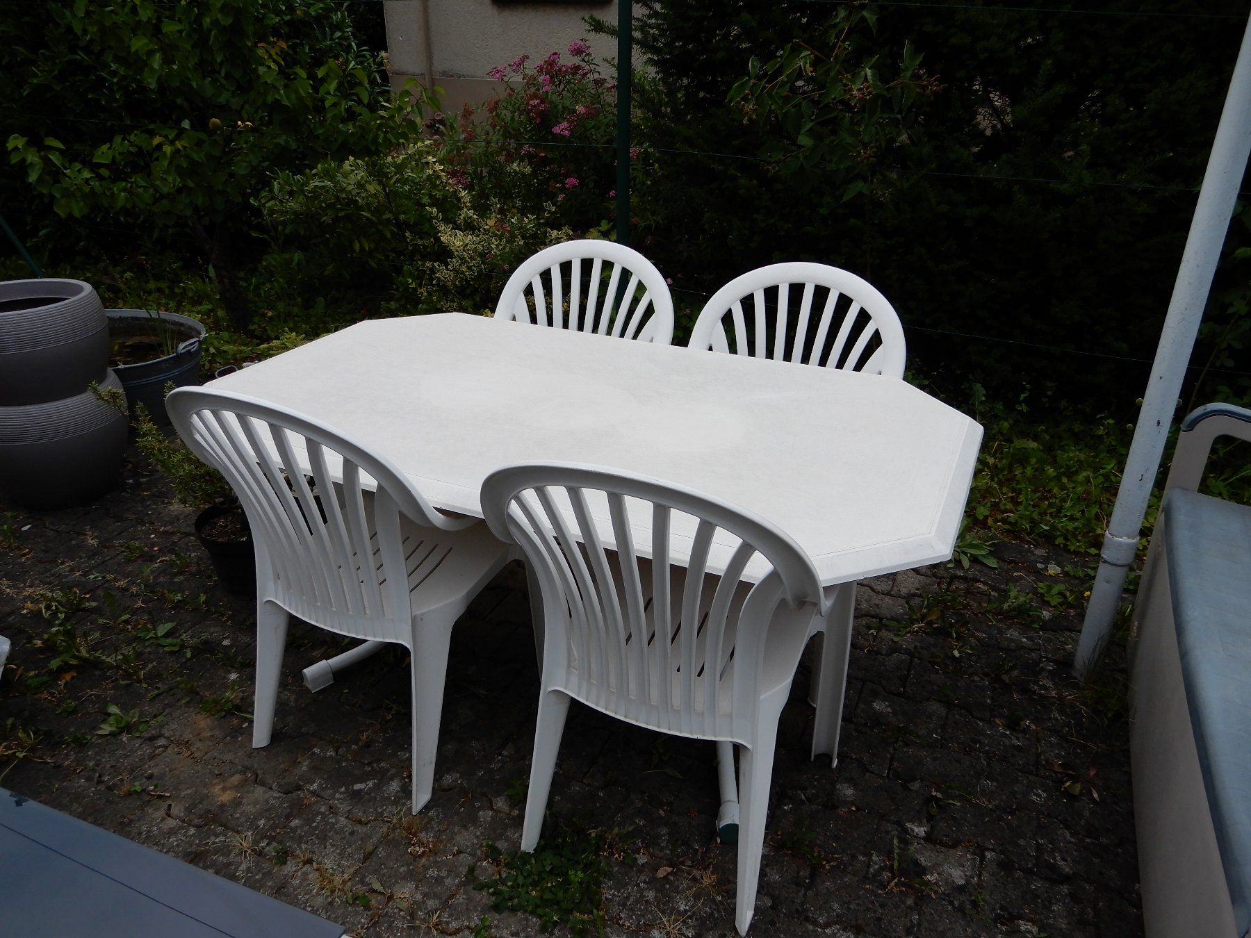 Set di tavolo e panche: Gartentisch weiss mit 4 Stühlen gebraucht – Usato da Staufen venduto da Bruneas