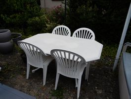 Gartentisch weiss mit 4 Stühlen gebraucht