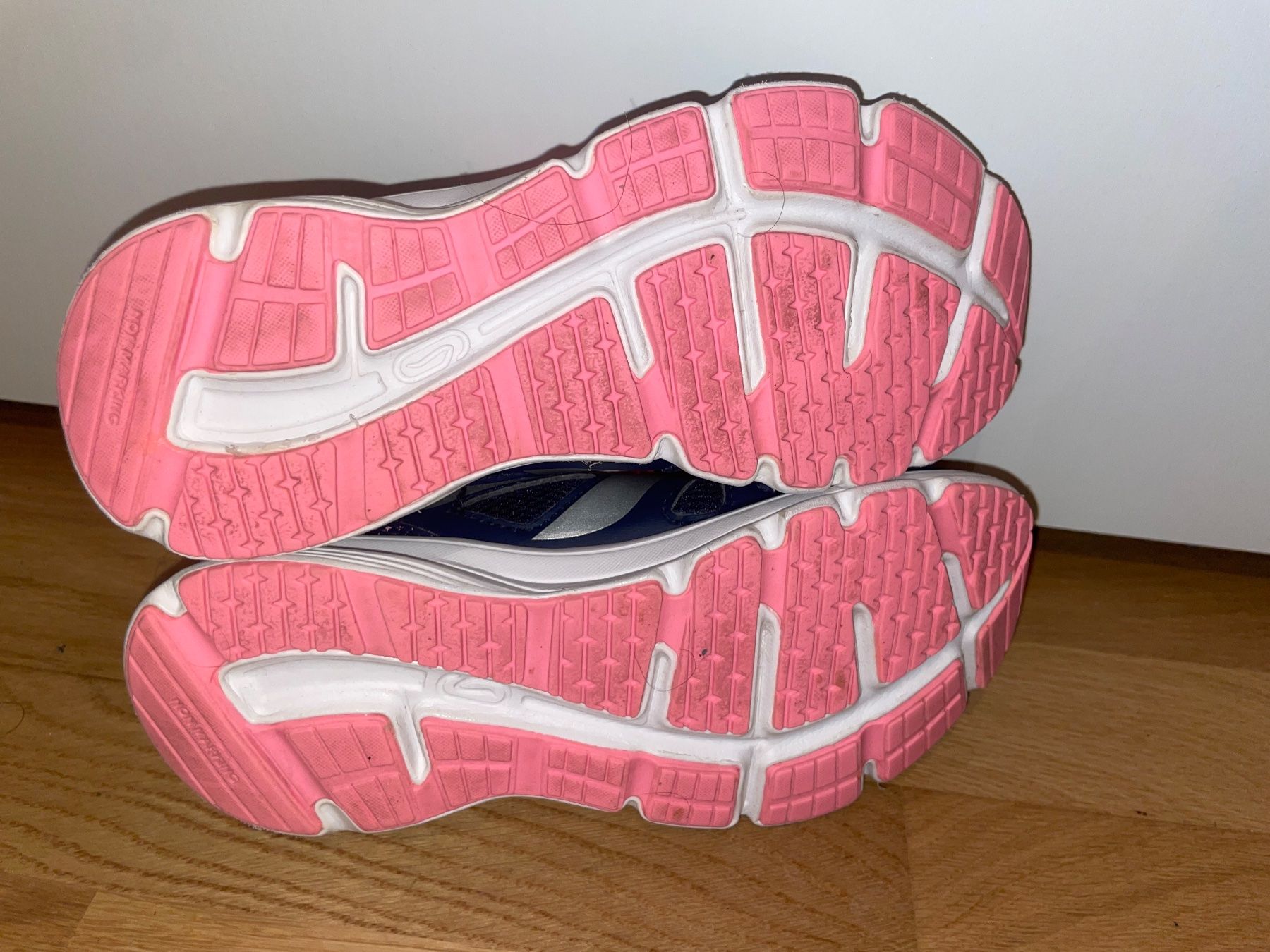 Decathlon Scarpe per ragazze: Kalenji Hallenschuhe ca. Gr. 33 – Usato da Emmen venduto da Manu4414 1