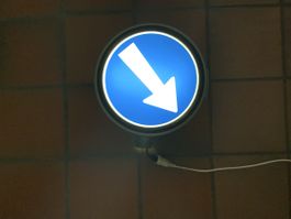 Verkehrszeichen Lampe Pfeil Rechts Links 220V Robert Wild AG