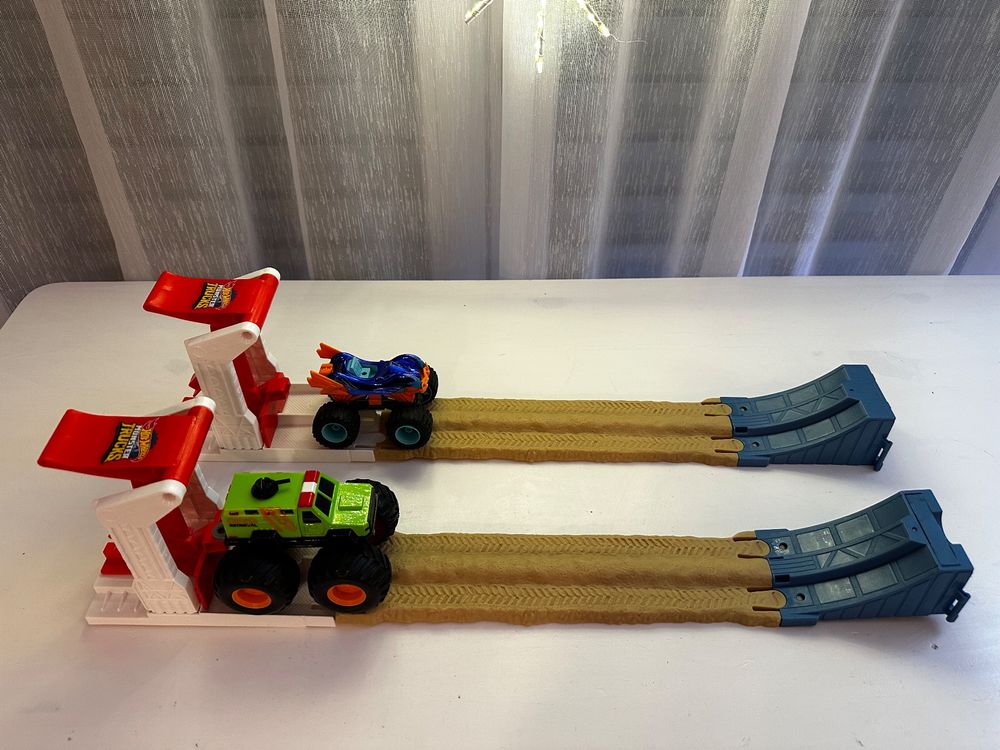 Hot Wheels Monster Trucks Dual Race Set mit 2 Fahrzeugen (Gebraucht