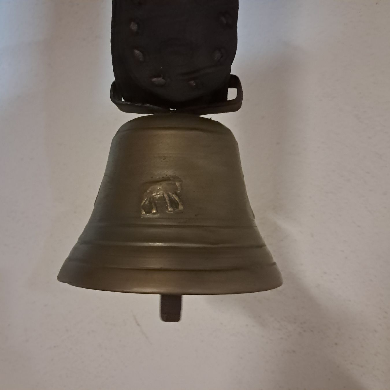 Cloches & sonnailles: ANTIKE Kleine Glocke ab 2Fr.  – D'occasion à Murten par SHETHOF 1