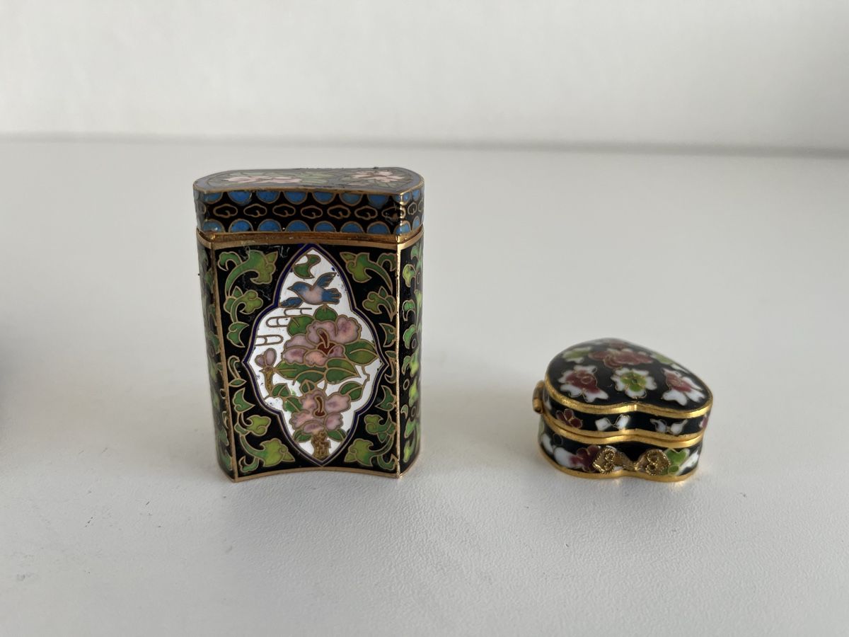 Tutte le decorazioni: 3 Stk. Cloisonné / Telller, Deckeldose / Herzdöschen – Usato da Wetzikon ZH venduto da seli03 5