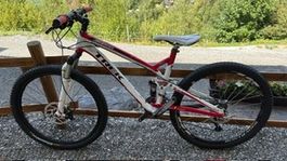 VTT Trek 4300, tout suspendu, taille M, blanc/rouge