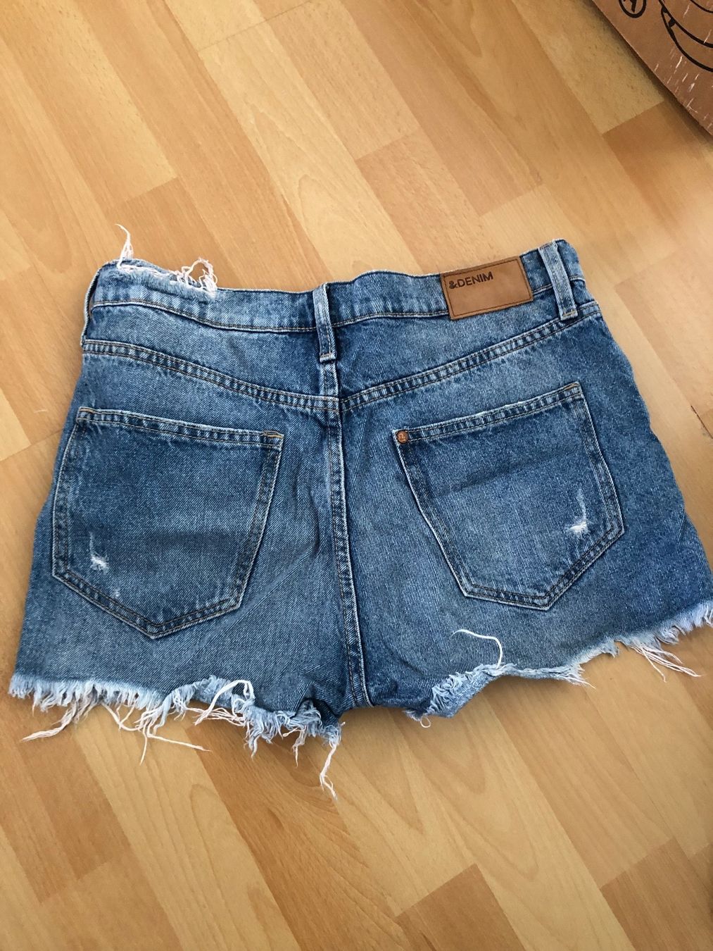 H&M Jeans: Jeanshose kurz Gr 38 – Usato da Zürich venduto da Herbion1 1