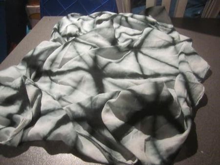Tuch grau/schwarzes Muster
