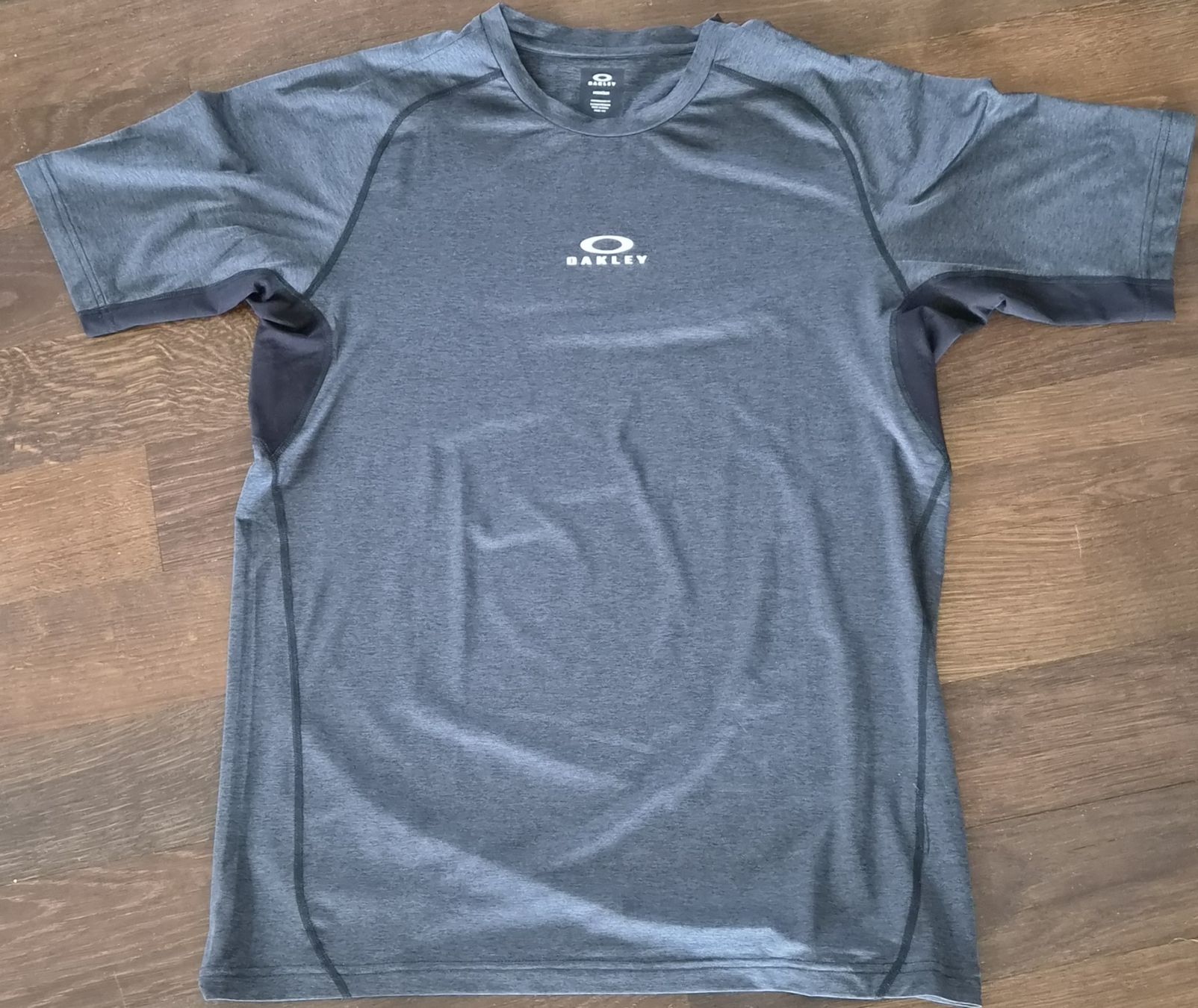 Oakley T-Shirts: Oakley Shirt grau xl – Gebraucht aus Unterseen von rej_lnk9