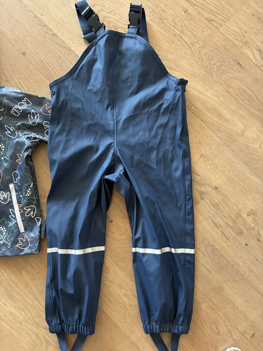 Completi: Regenkleidung Grösse 98/104 – Usato da Saland venduto da Francyherrera 1
