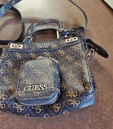Elegante GUESS Handtasche mit Mini-Portemonnaie, neuwertig