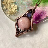 Anhänger mit rosa Opal cabochon und Iolith (wire wrapping)
