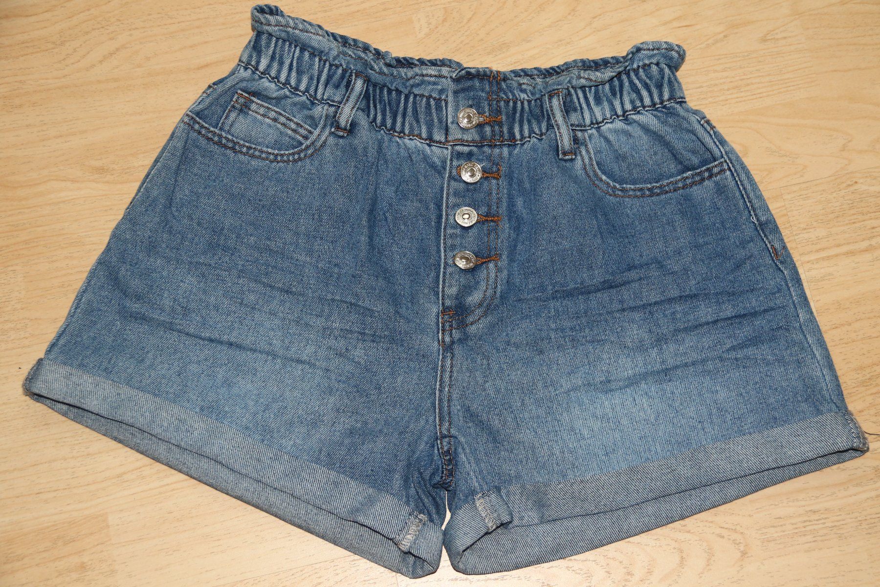 Pantaloni: Mega coole Jeansshorts Gr.36 NEU – Nuovo (secondo la descrizione) da Oberwil-Lieli venduto da Svetlana28 3