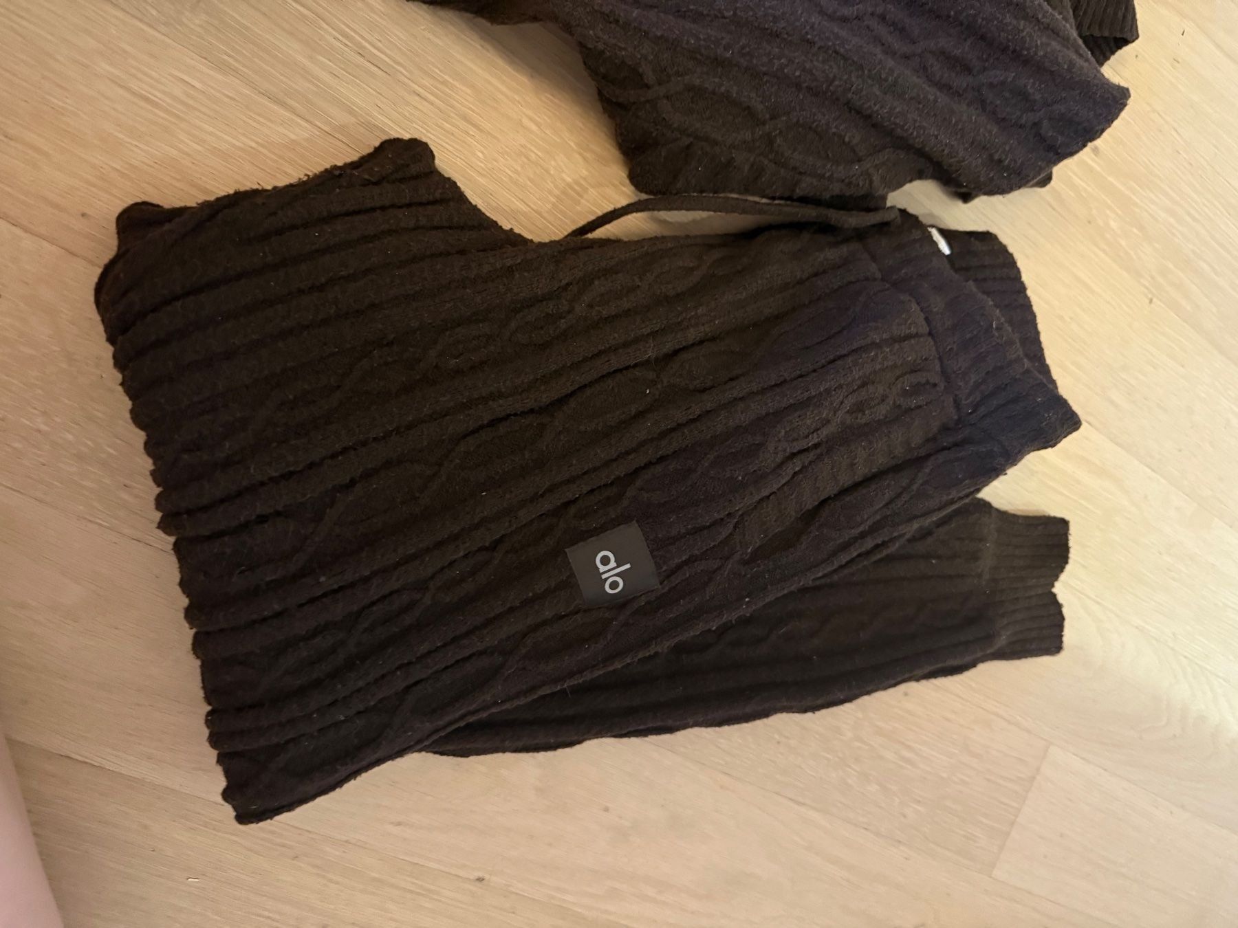 Alo Yoga Lotti di vestiti: Alo Yoga Set mit Zopfmuster – Usato da Zollikon venduto da pitpat02 4