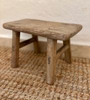Asiatischer alter kleiner Hocker