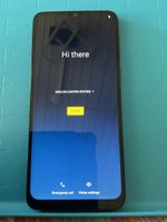 Motorola Moto e13 mit Schutzhülle und Ladekabel