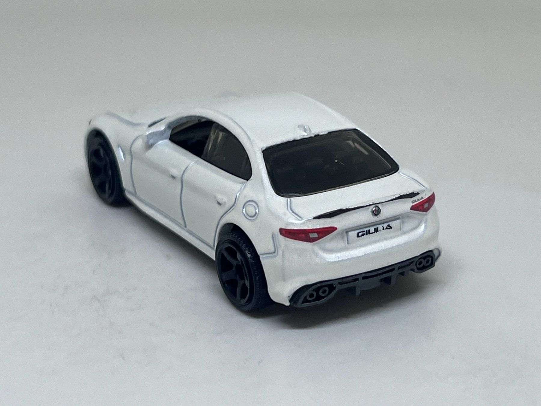 Matchbox Modellini d'auto: Matchbox 2016 Alfa Romeo Giulia #673 – Usato da Wildegg venduto da LaaBoutique 2