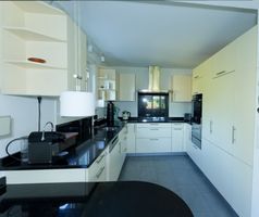 Gut erhaltene Küche inkl. Glaskeramikkochfeld u. Dampfabzug