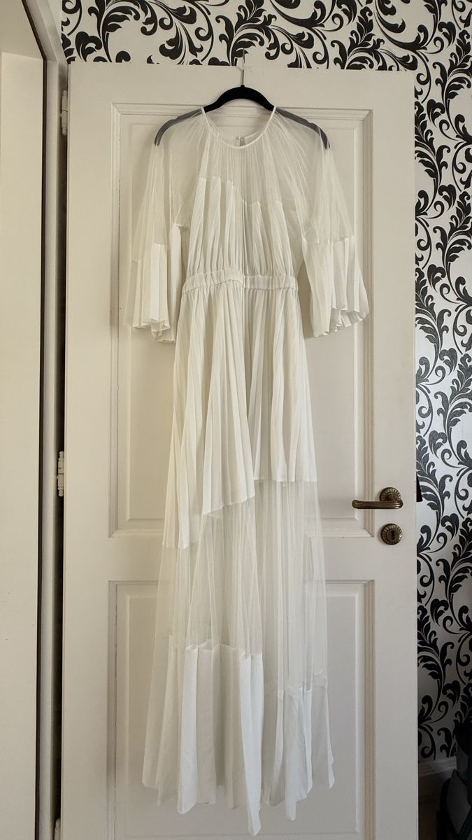 Kleider: BCBGMaxazria White Long Dress – Gebraucht aus Corsier-sur-Vevey von Kristina.Nova