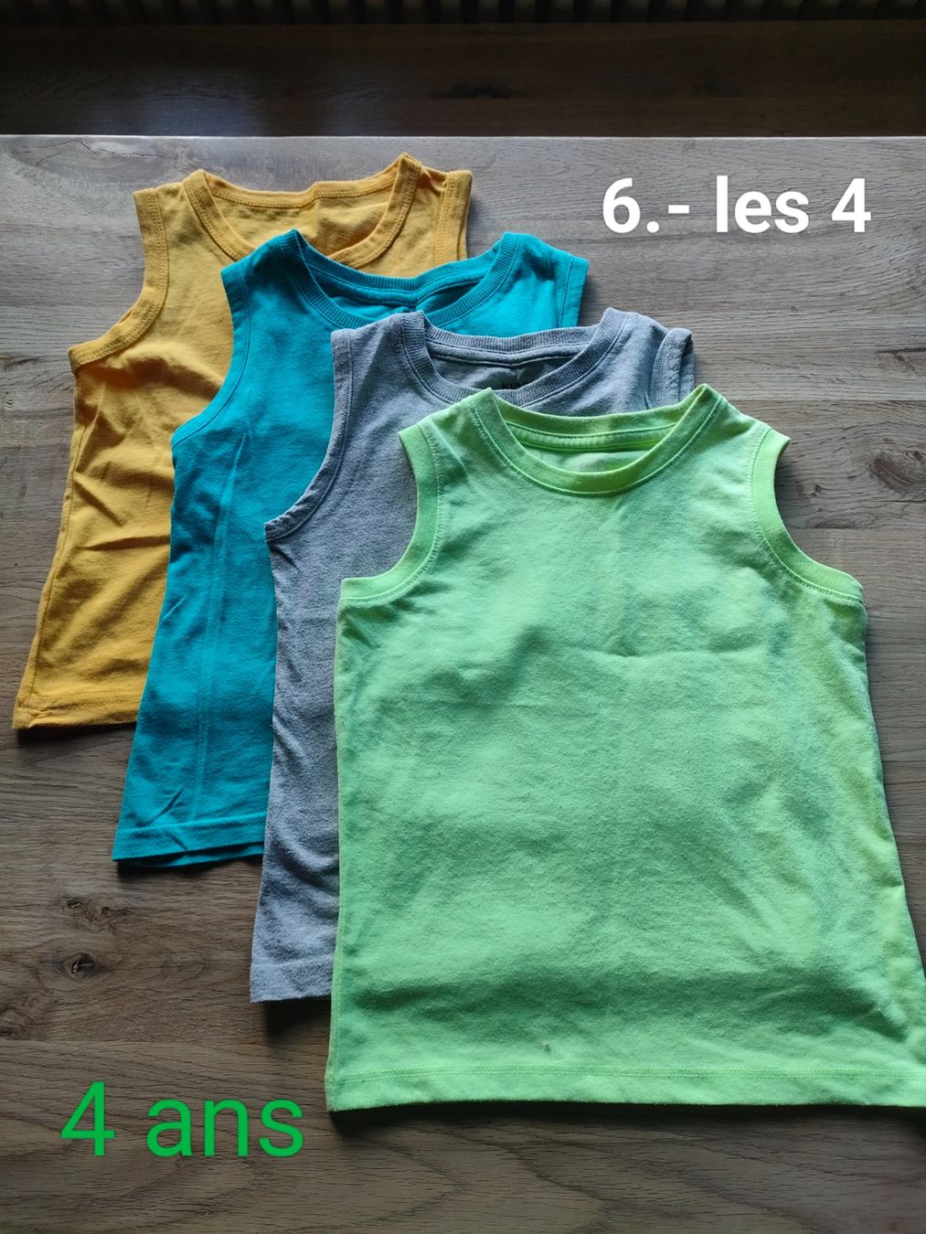 Lotti & Set di vestiti: Lot de 4 débardeurs d'été garçon, taille 4 ans – Usato da Charmey (Gruyère) venduto da jen_bcw5