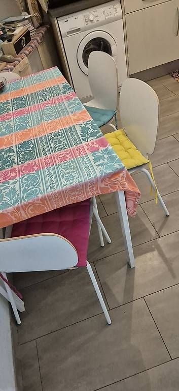 Set de table et chaises: Table blanche avec 4 chaises – D'occasion à Moiry VD par carlataki 1