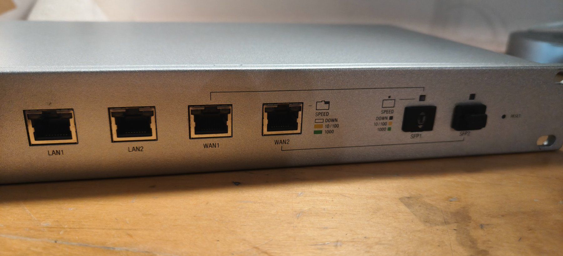 Modem & Router: Ubiquiti USG: UniFi Security Gateway Pro 4 – Usato da Winterthur venduto da kamsaf 1