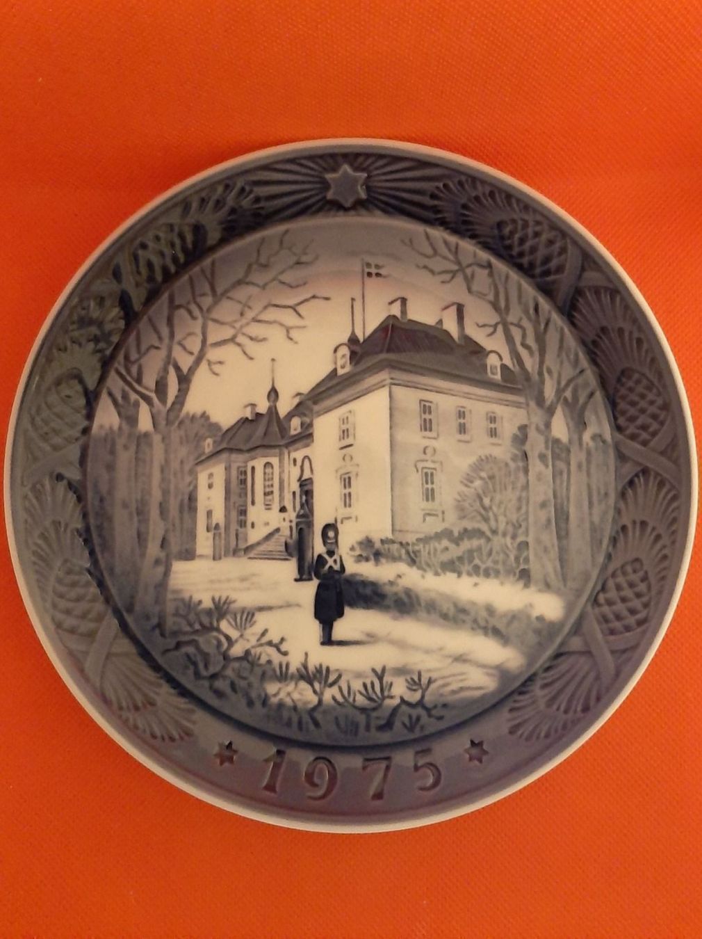 Royal Copenhagen Teller: Royal Copenhagen   1975   18.5cm – Neu und originalverpackt aus Buchs AG von Cuescu