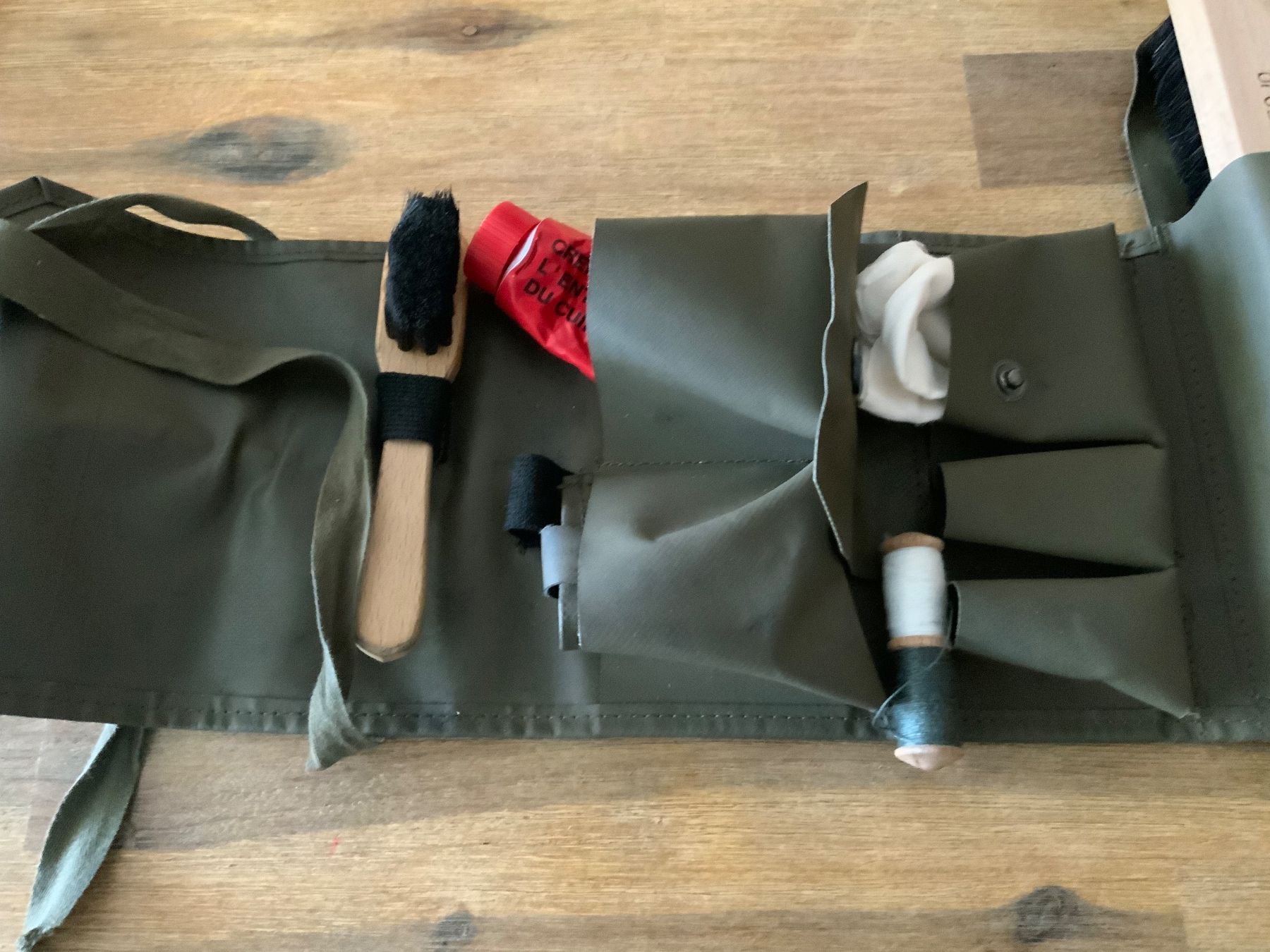Schweizer Armee Prodotti di pulizia: Originales Schweizer Armeeset zur Schuhpflege – Usato da Schübelbach venduto da Hecht11. 1