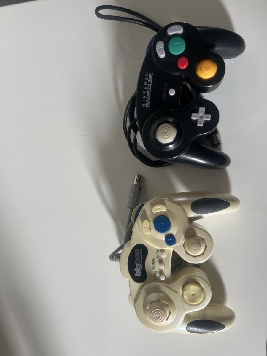 Nintendo Konsolen: Nintendo GameCube Konsole mit zwei Controllern – Gebraucht aus St.Ursen von P.Carrel 2