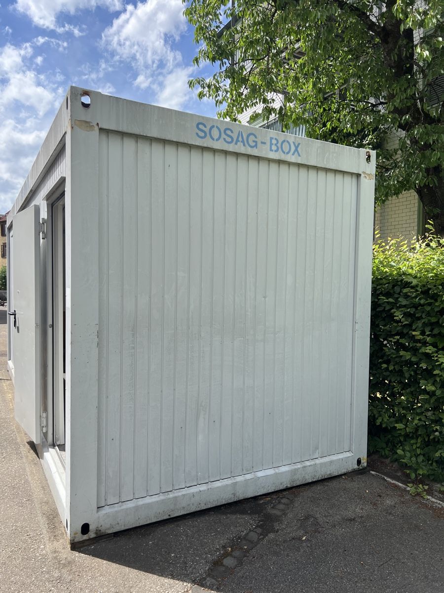 Contenitori edile: Wohn / Bürocontainer 6m x 2.43m x 2.68m – Usato da Hundwil venduto da panzermech 8