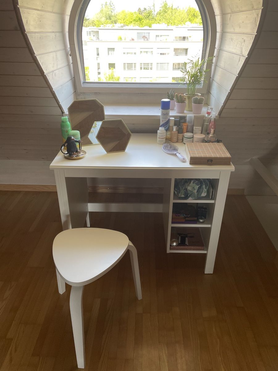 Ikea Schreibtische: Kleiner IKEA Schreibtisch mit Hocker – Gebraucht aus Zürich von leahkaye_97